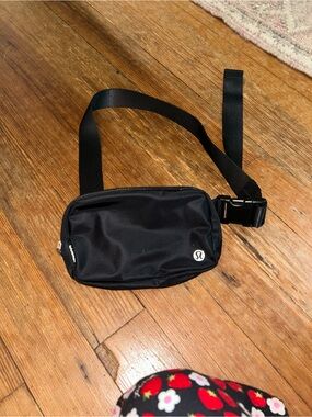 lululemon athletica Everywhere Black Belt Bag with Adjustable Strap NWOT